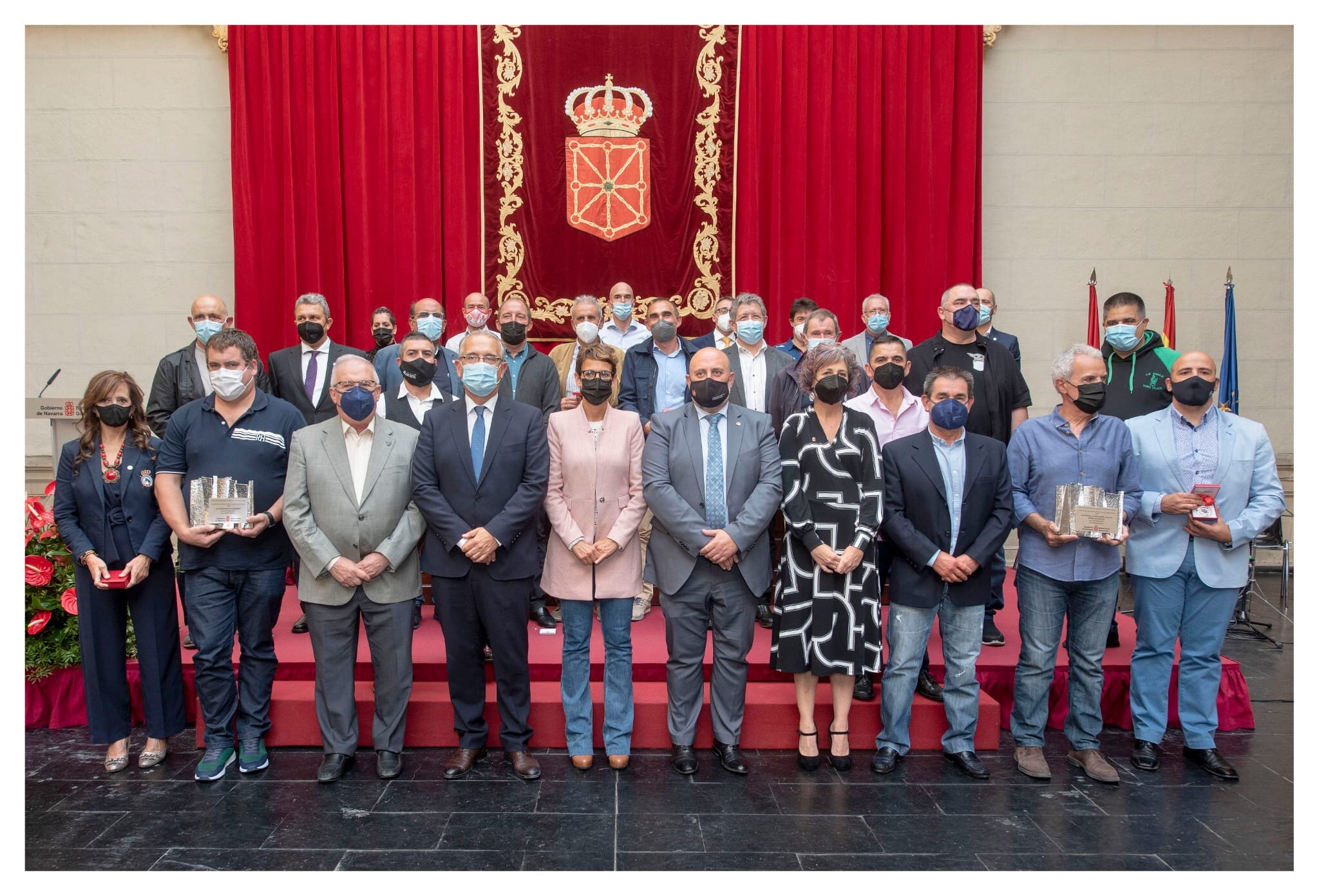 Ana Tiraplegui Eslava y Juan Sanz Barbero reciben la medalla de plata al merito deportivo del Gobierno de Navarra